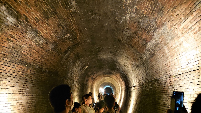 明治25年完成の亀瀬隧道の遺構。レンガがところどころ蒸気機関車の煙ですすけている