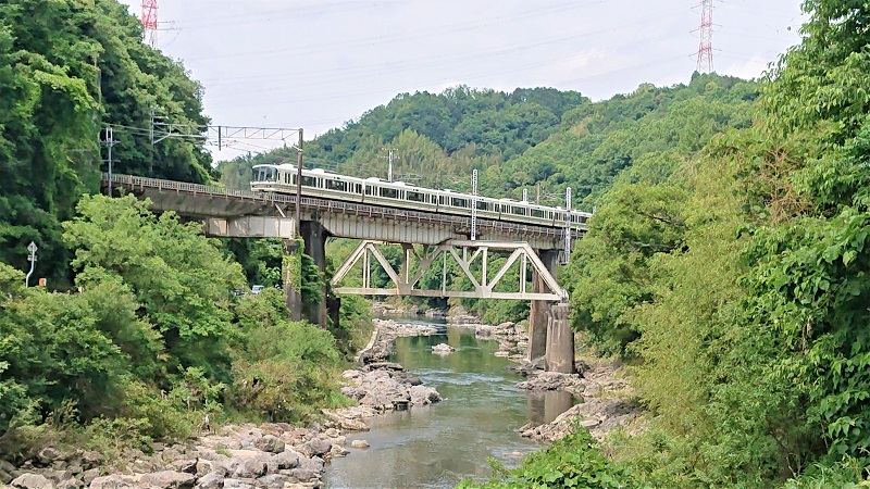 昭和7年にルート変更で大和川に架けられた橋。それまでは川を渡らず右岸を進み亀瀬隧道を通っていた