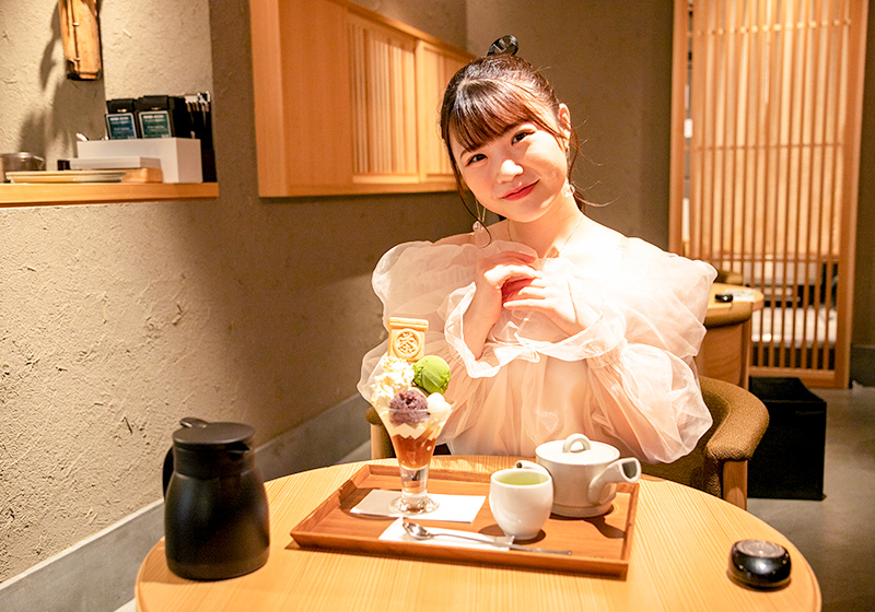 茶寮つぼ市製茶本舗なんば店で和風パフェを食べるNMB48出口結菜