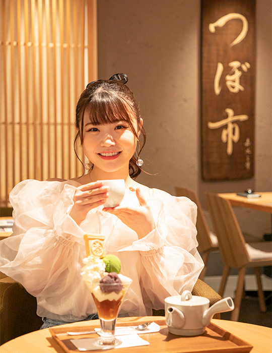 茶寮つぼ市製茶本舗なんば店で日本茶を嗜むNMB48出口結菜