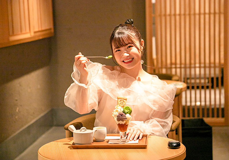 茶寮つぼ市製茶本舗なんば店で特選パフェを食べるNMB48出口結菜