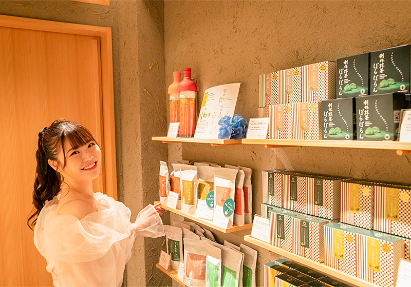 茶寮つぼ市製茶本舗なんば店の販売スペースで日本茶を選ぶNMB48出口結菜