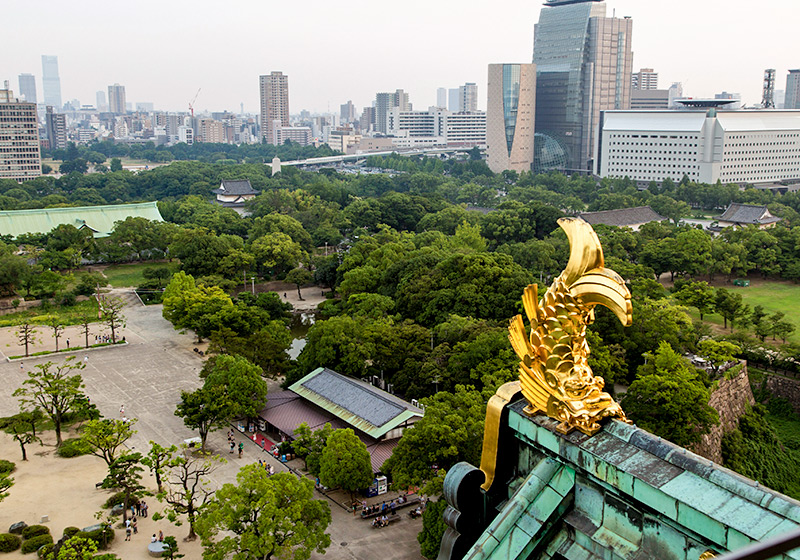 大阪城天守閣にある金の鯱と最上階からの大阪の景色