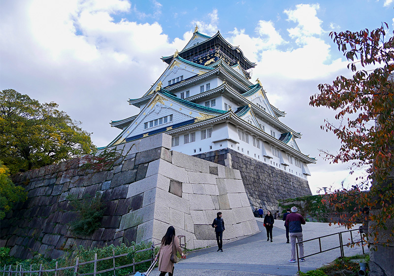 三代目の大阪城天守閣は、大阪の人気観光スポットでもあります