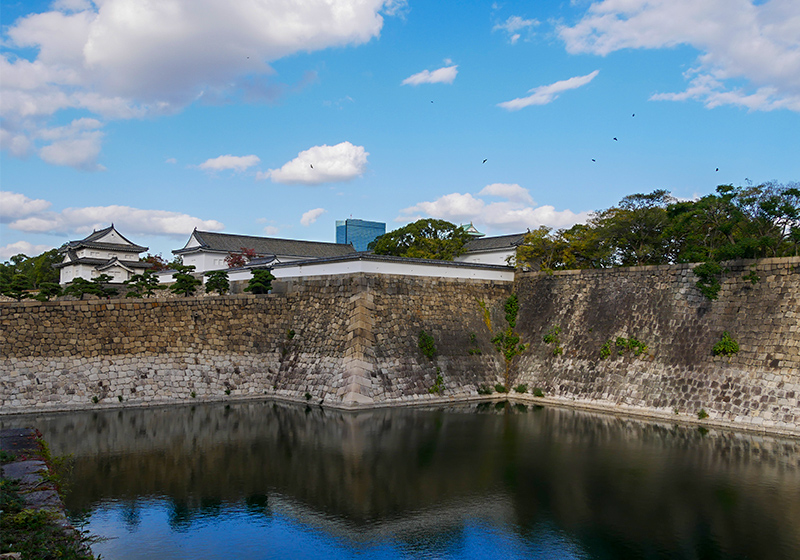現在見えている大阪城の石垣は、江戸時代に組まれたものです