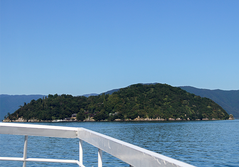 クルーズ船から見える竹生島は豊臣秀吉の千成瓢箪を思わせる