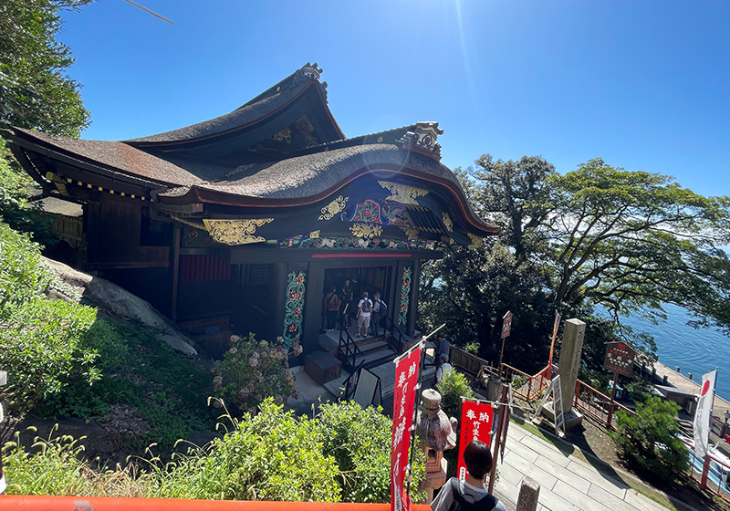 宝厳寺の本堂から琵琶湖の方へ階段を降りていくと左手に唐門が見えます