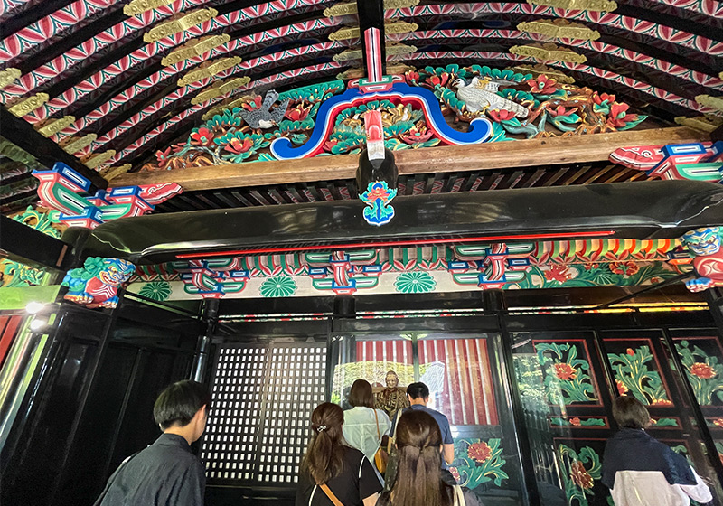 宝厳寺の唐門。下から見上げれば、美しい装飾の数々を見ることができます
