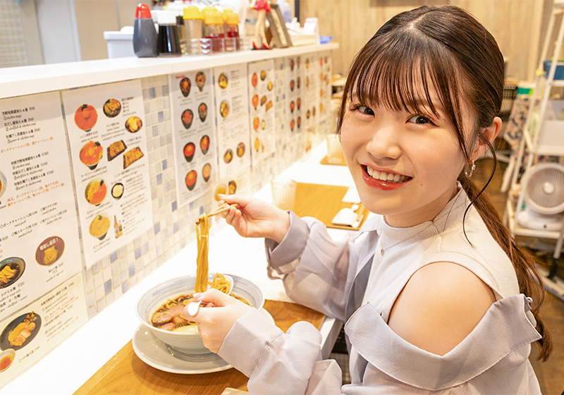 Yuina Deguchi eating ramen at IKR51