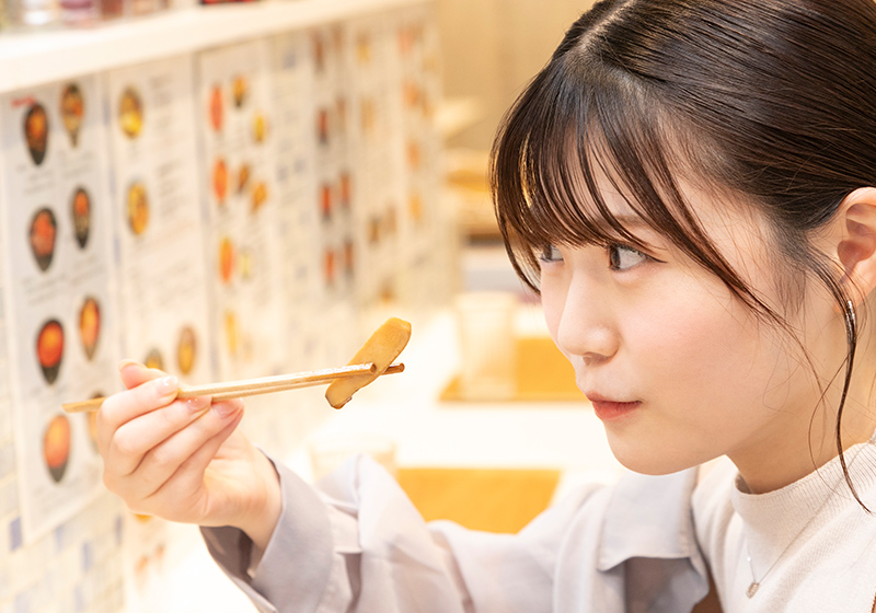 Yuina Deguchi from NMB48 eying her food
