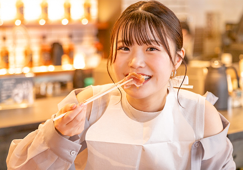 Yuina Deguchi from NMB48 eating char sui meat from ramen bowl