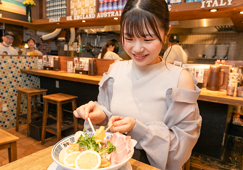 Yuina Deguchi from NMB48 squeezing lemons in her ramen bowl