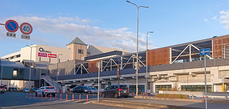 “みのおキューズモール”（左）2阶と直结した高架の箕面萱野駅