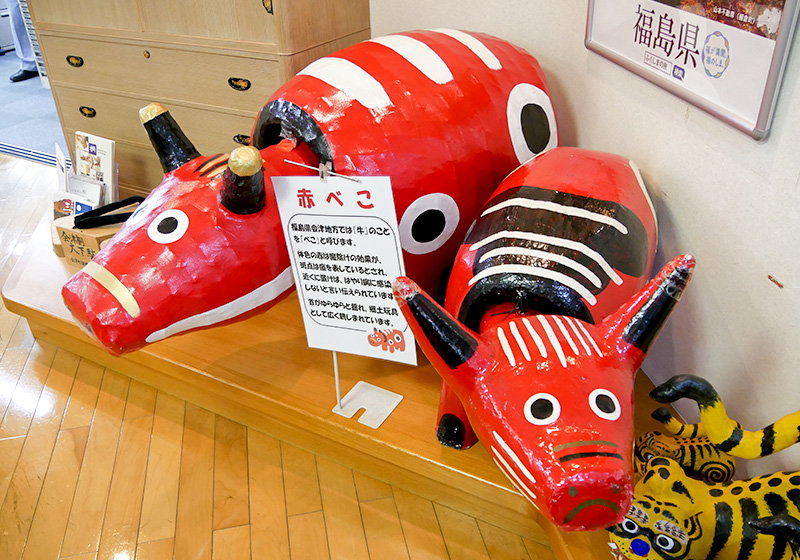 「福島県観光物産館 大阪サテライトショップ」にディスプレイされている赤べこ