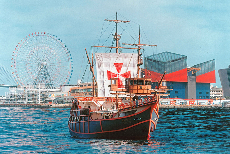 大阪湾を周遊する帆船型観光船サンタマリア