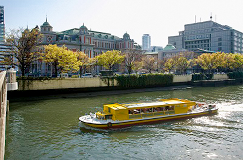 大阪を代表する建築物・大阪市中央公会堂の近くを行くクルーズ船
