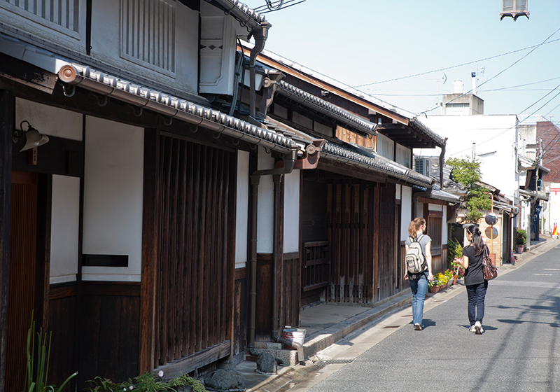 Naramachi district's charming streets