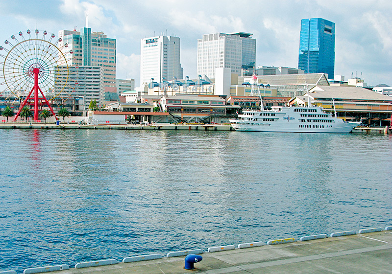 Kobe Harborland ferris wheel and cruise boat