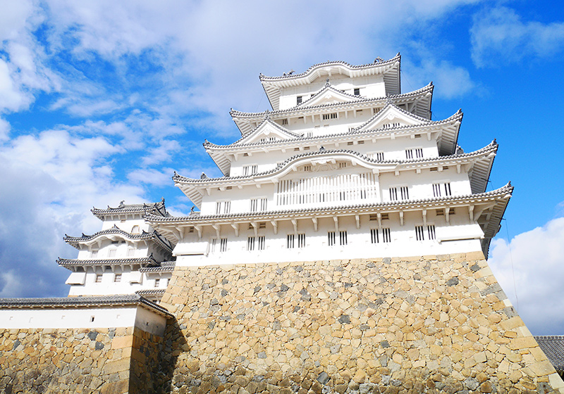 stunning white castle walls at Himeji-jo