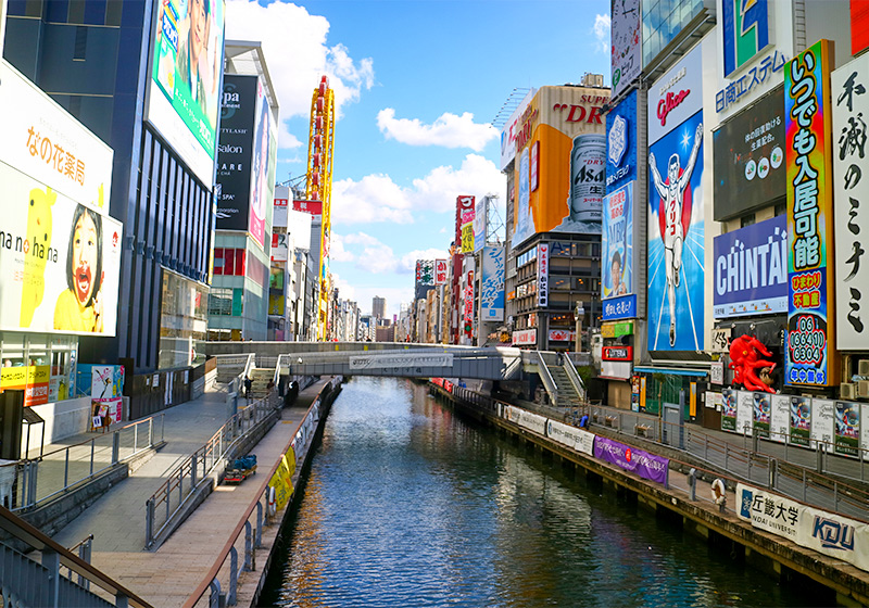 江戸時代に造られた道頓堀は、大阪で最も賑やかな地域へと成長しました