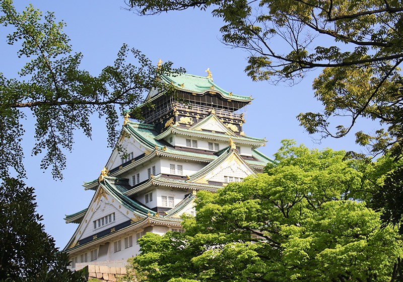 大阪城天守閣。ビルが増えた現代では遠方からその姿は見えない