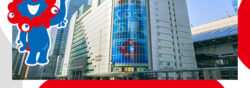 JR大阪駅南側にあるステーションシティサウスゲートビルディング外壁に掲出された大阪・関西万博の広告