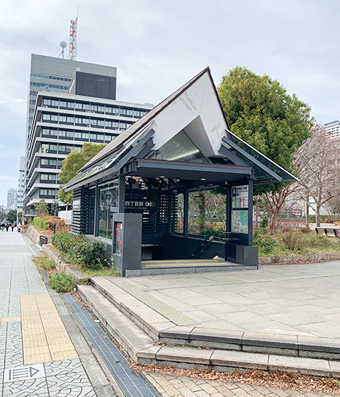 大阪歴史博物館近くの出入口は高床式倉庫を模している