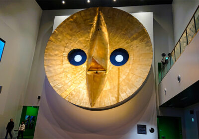 太陽の塔、今の「黄金の顔」は2代目。初代は、万博公園内で迫力の復活展示中！