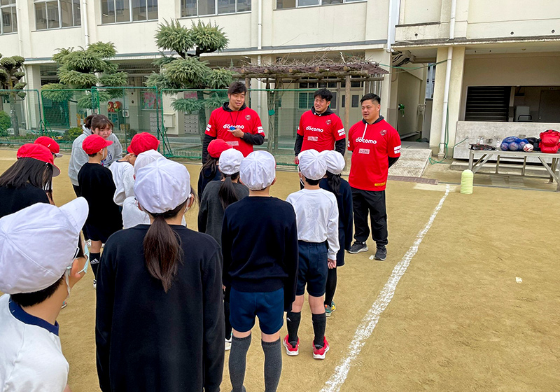 ラグビー教室を行うレッドハリケーンズ大阪の選手たち