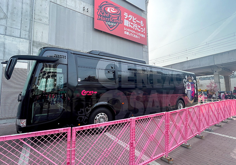 スタジアムに停車していたセレッソ大阪のロゴが入ったバス