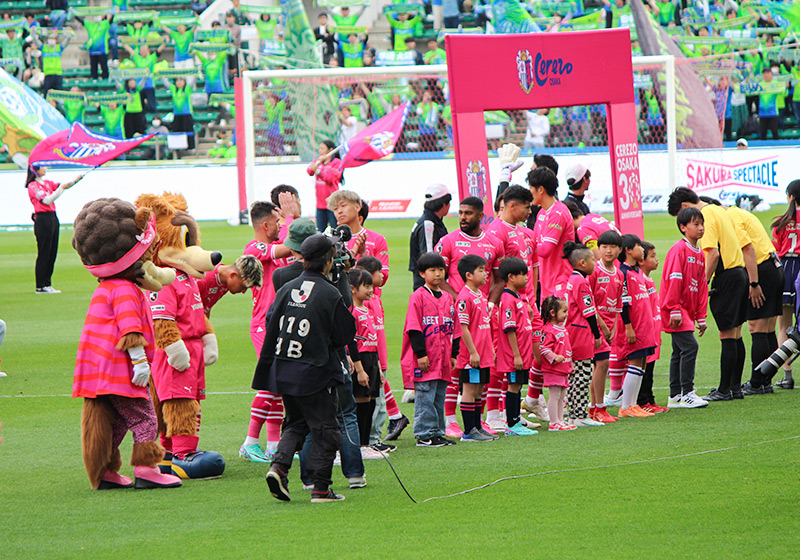 選手と同じピンクのユニフォームを着た子どもたちも交えた試合前セレモニー