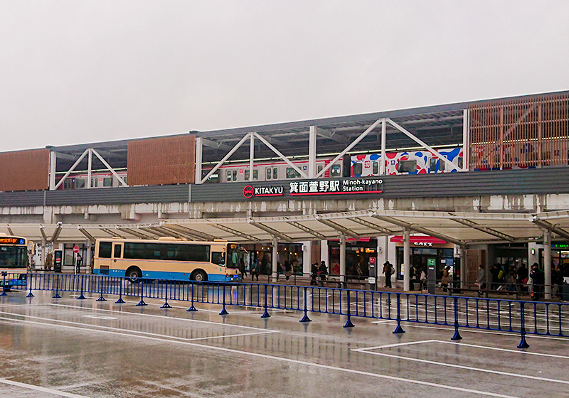 高架の箕面萱野駅とバスターミナル