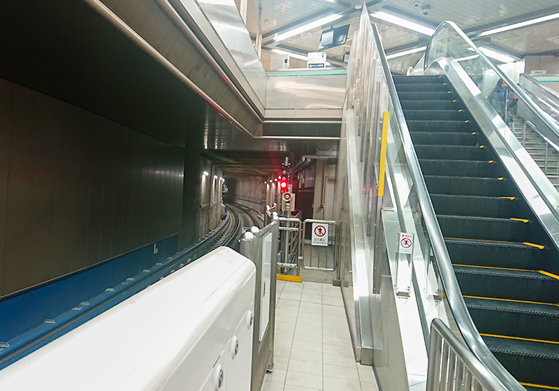 箕面方面へ続くトンネルを千里中央駅から望む