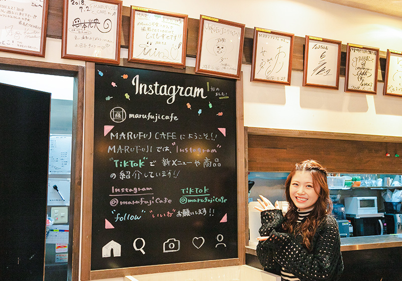 可愛らしい黒板でMARUFUJI CAFE天王寺北口店のInstagramやTikTokの情報を紹介