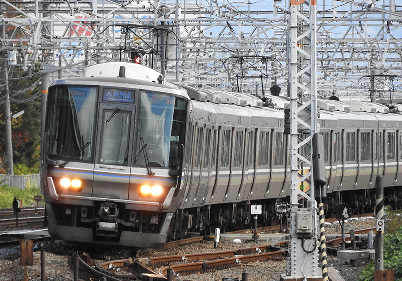 JR京都線を走る新快速電車