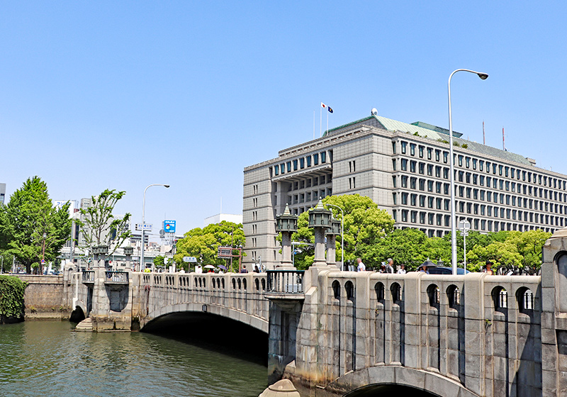 Osaka City Hall as seen from Yodoyabashi on the Tosabori River