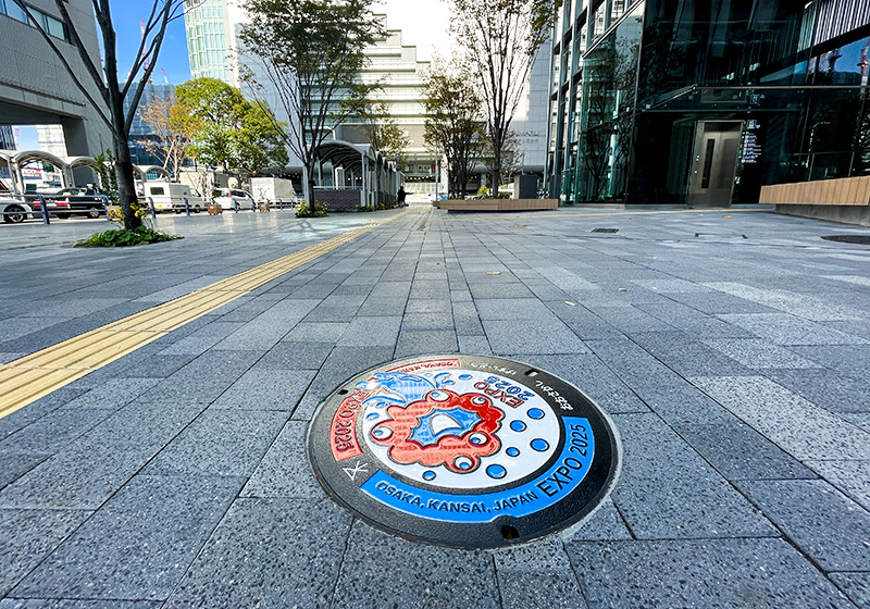 Expo themed manhole near Osaka’s Maru Building/Marubiru