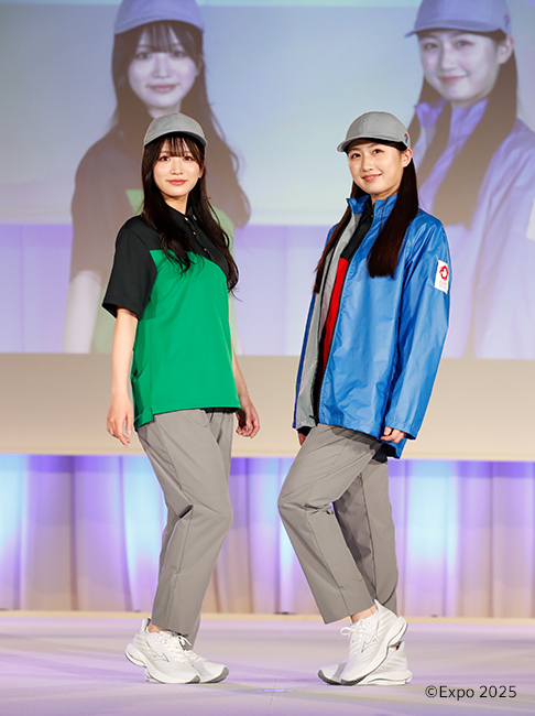 運営スタッフのユニフォームをお披露目するNMB48の坂田心咲さんと塩月希依音さん
