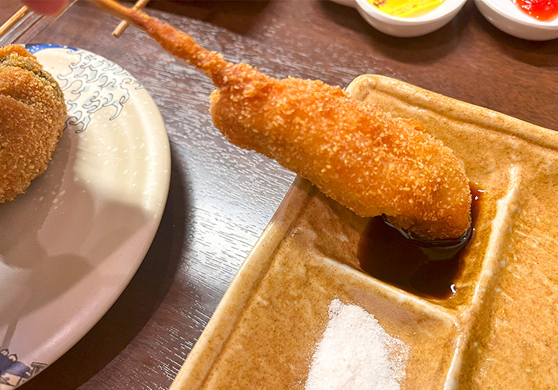 ソースや塩などさまざまな調味料で食べられる串カツ