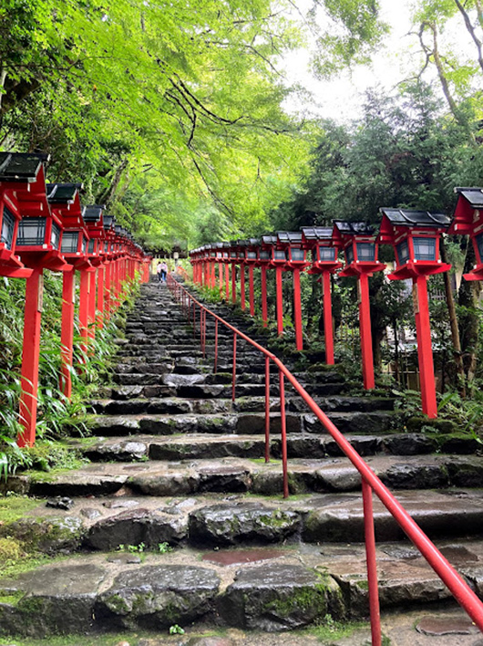 貴船神社の境内。撮影にもよく使用される石段の参道