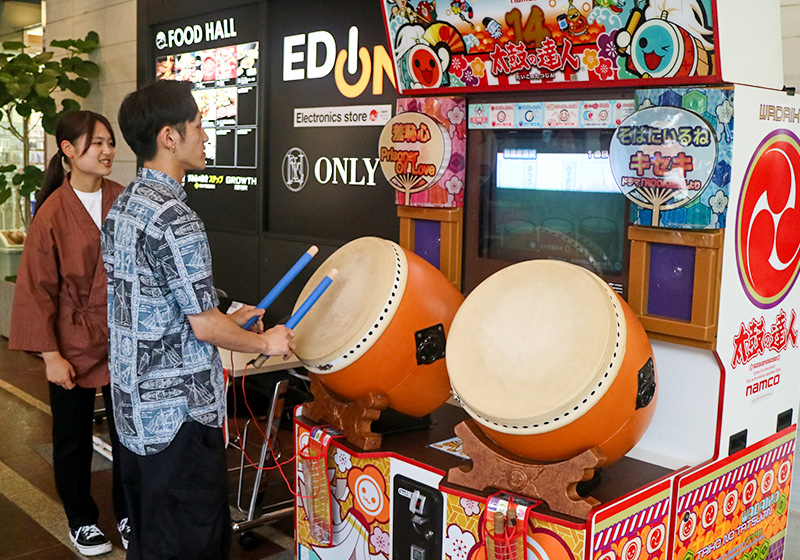 太鼓の達人に挑戦する男性