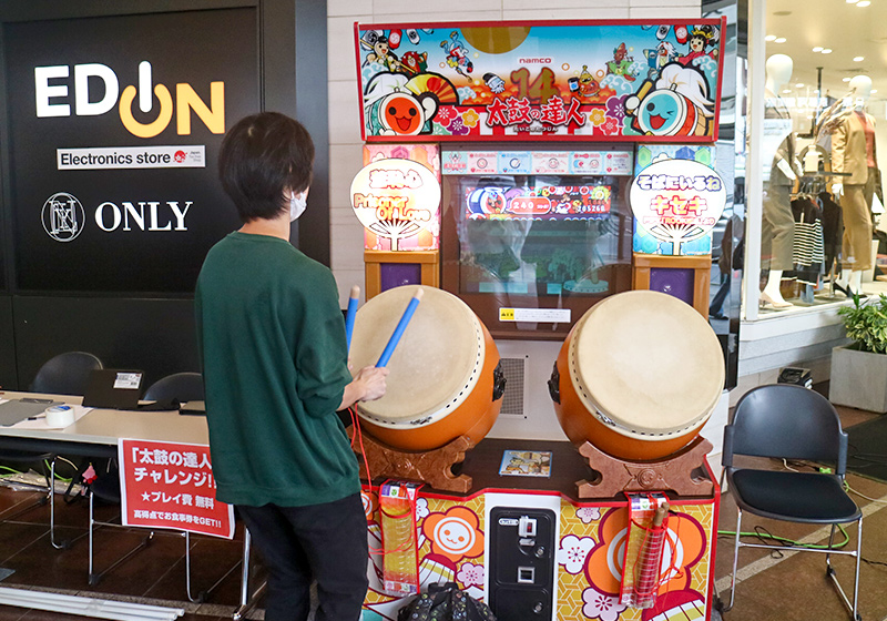 太鼓の達人イベントで最高点をたたき出した挑戦者