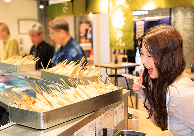 串カツ松葉の揚げ置きされている串カツに驚く出口結菜