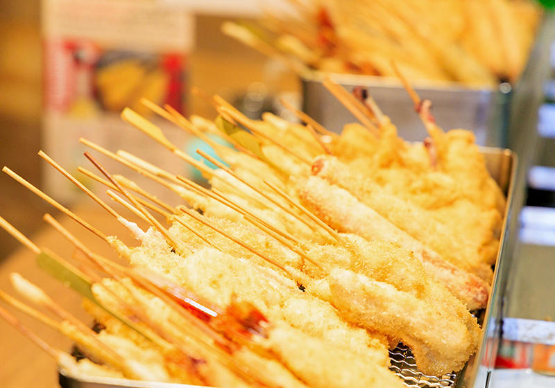 揚げ置きされた串カツがユニークな串カツ松葉