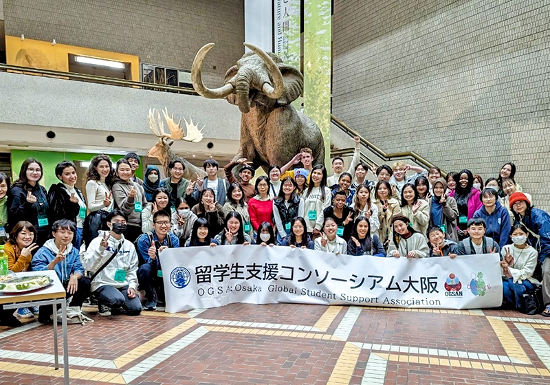 大阪の外国人留学生と交流する日本人学生ネットワークONISEの仲間で自然史博物館を見学