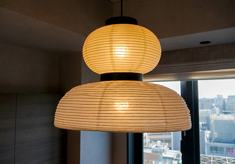 ＆Here OSAKA NAMBAの客室に使用されている提灯風の電灯の画像