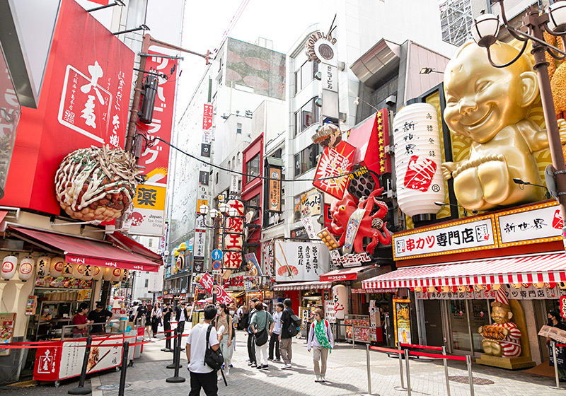 巨大看板が目を引く道頓堀の風景