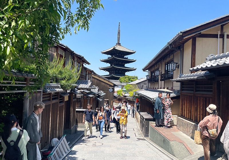 京都の八坂の塔へ続く道。観光客で賑わう