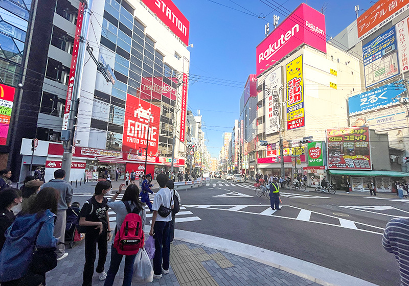 なんばCITY南東角の交差点。観光客で賑わう