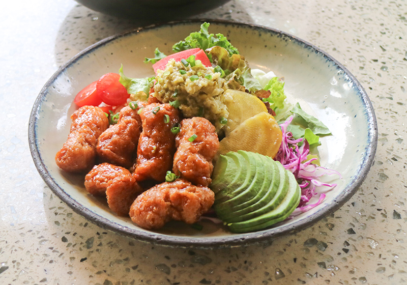 Cosme Kitchen Adaptationで人気の「選べる３種のベジからあげ丼」